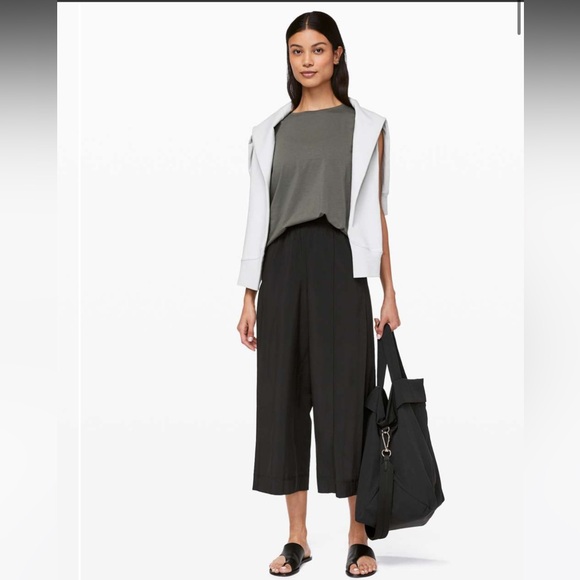 Lululemon Wanderer Culotte In Black Size 2 Lightweight Sweat Wicking Travel - Picture 1 of 10